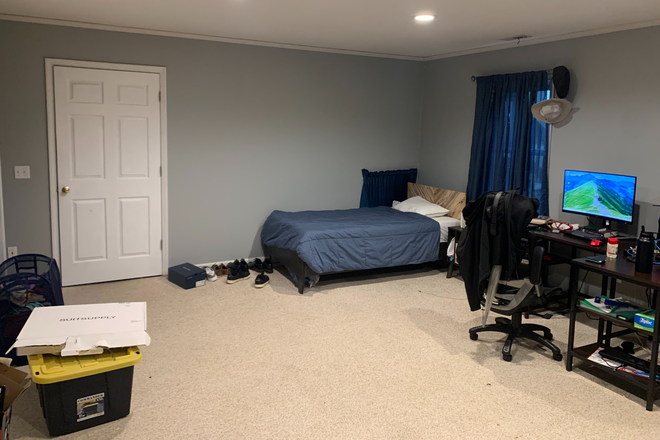 Big bedroom - Gladewood Dr. Sublet