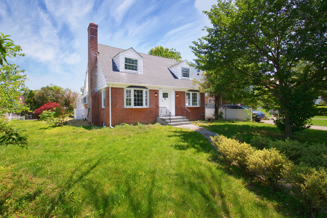 Front of house - Welcome to Ingraham Estates