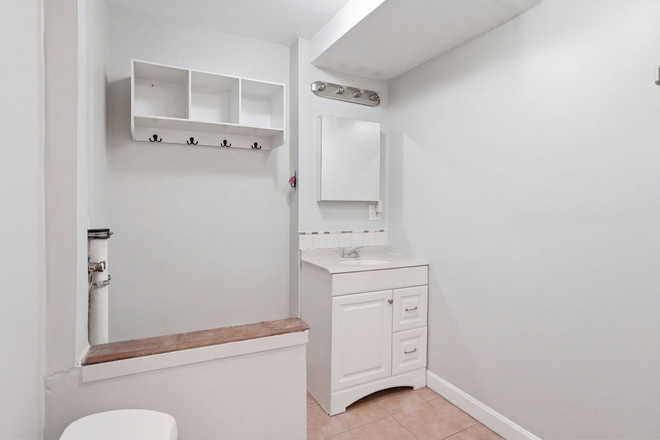. - STUNNING 3 BED / NO BROKER FEE!! Apartments