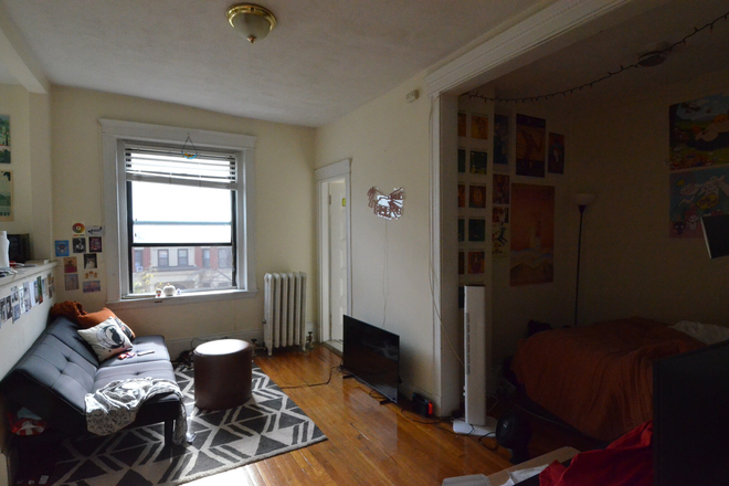 Studio Apartment at 59 Westland Ave. - Huge Sunny Studio for 9/1 on 59 Westland Ave.