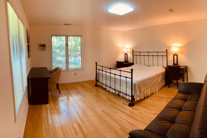 Available room - Furnished room for female PU affiliate-Washington Rd-Princeton Junction