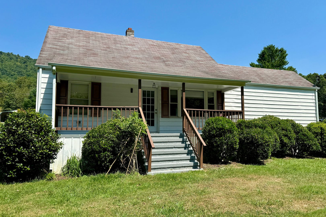Photo - Quaint Country Cottage On Large Lot Near Downtown Blacksburg House
