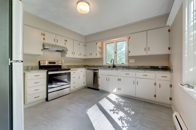Kitchen - Fully Renovated 4 Bedroom House For Rent By Cumberland Farms (2024-2025 School Year)