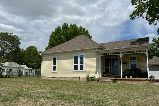 1 - 1214 W. 10th (2bed-1bath) June $1,000 House