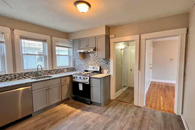 kitchen - House close to campus (7 min walk from JCC/ Green line)