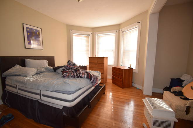x - COOLIDGE CORNER 6 BED 3 BATH BY BU AND GREEN LINE - LAUNDRY IN UNIT Apartments