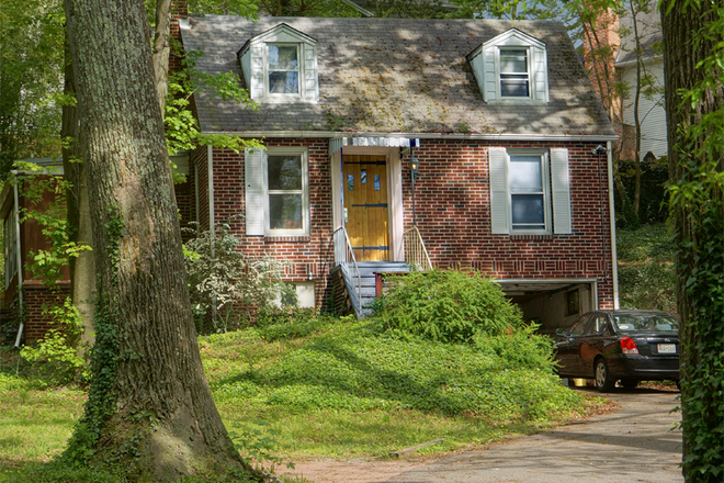 Cool Spring House, forest setting - 4-Bedroom, 2 Bath 1 mile from University, Forest Setting House