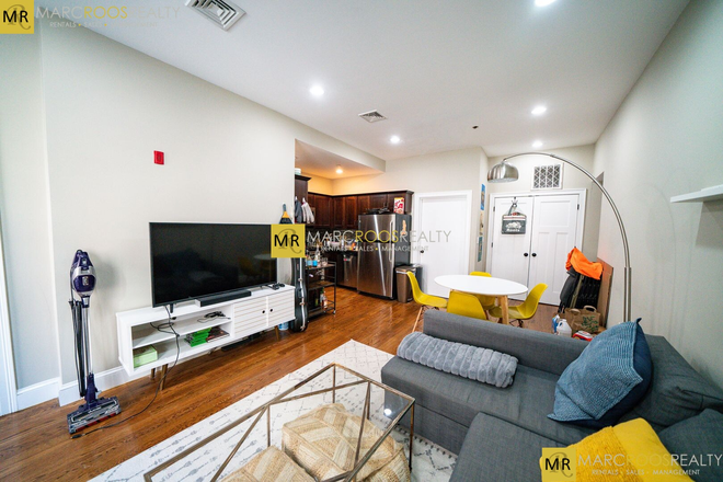 Call NOW for showings! 617-236-8550 - COMM AVE - HUGE BROWNSTONE 3BR IN MIDDLE OF KENMORE SQ FOR *9/1/2025* W/ 2 BATH, W/D IN UNIT, A/C! Apartments