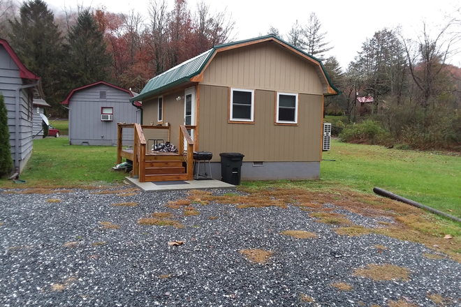 Premium One Bedroom unit- Exterior - Cullowhee Cabins and Cottages Apartments