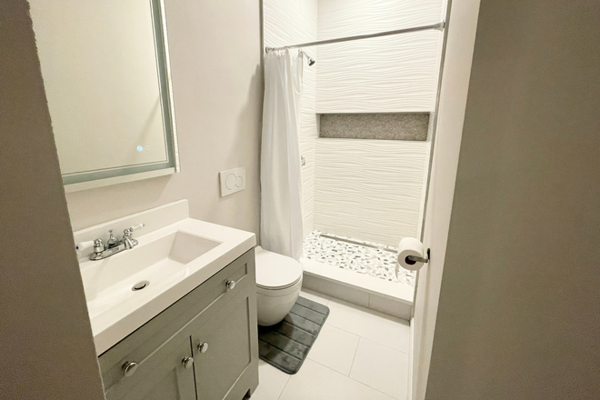 Bath - Large Updated 5 Bed 2 Bath Apartments