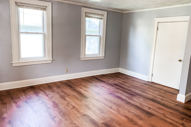 Example of bedroom - Red Porch District House