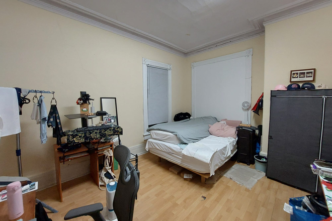 Main Floor Bedroom - Huron & College ( M5T 2B6 )
