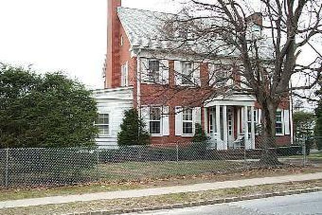 Large  brick  colonial - Great For medical Students Close to Campus 6 large bedrooms, 4 baths, Private parking