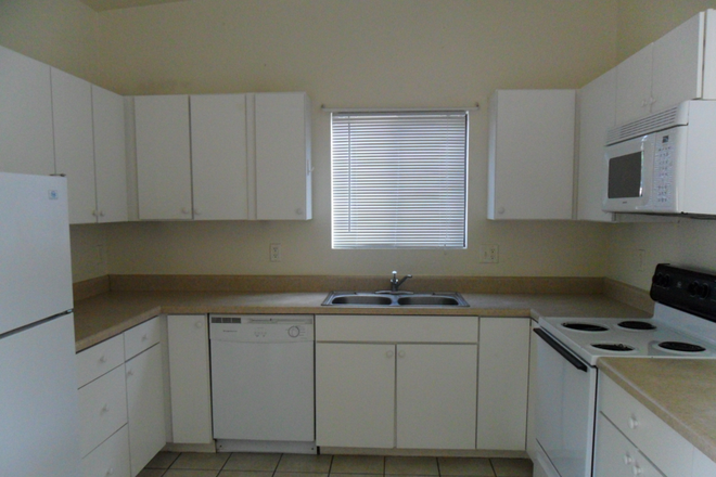 Large Kitchen - Large 5 Bedroom Home with 4 BATHROOMS!!