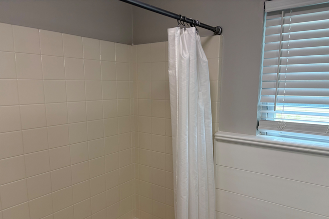 Bath - 119 Wentworth Unit D Apartments