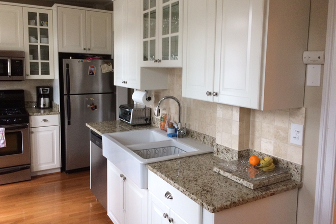 Kitchen - Burleith Rowhouse close to Georgetown Campus