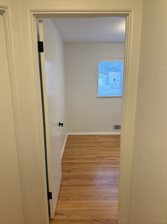 Upstairs Bedroom - Five bedroom well furnished house house - two blocks south of campus!