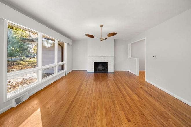 Living Room - 3 Bed / 2.5 Bath Home in Great Neighborhood - Available for Second Semester!