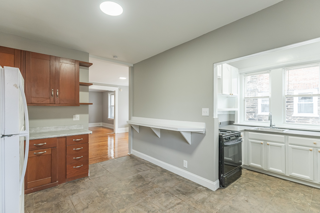 KITCHEN - Spacious 6BR Off-Campus Housing – Ideal for Student Group (Full Home Rental)