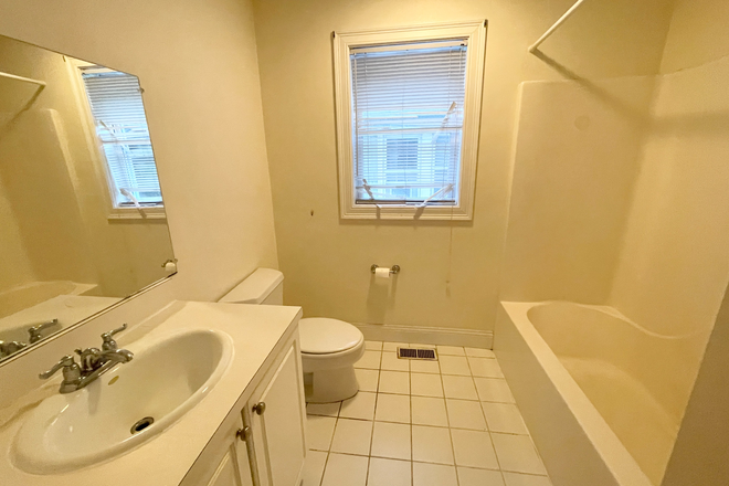 Bath - Hillside 4 Bed Mission Hill Apartments