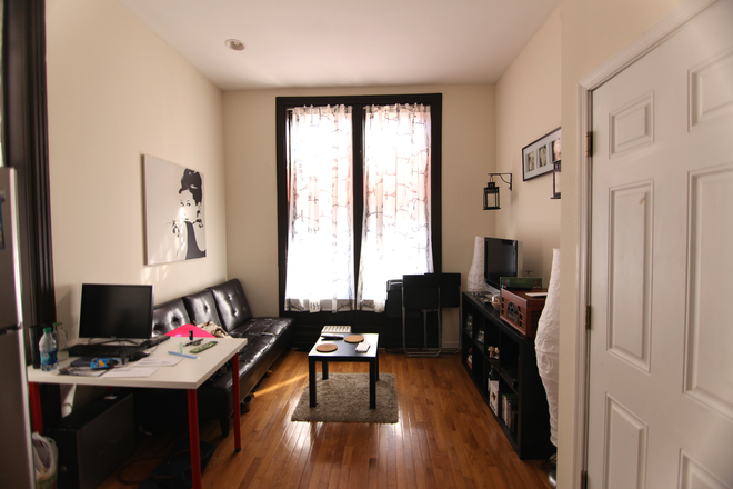 Living Room - Off Campus Philly - Bright and Spacious 1 Bed Apartments Unit Close To Campus