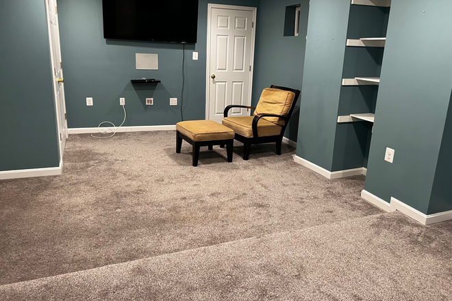 . - 7 bedrooms/3 blocks to Healy circle Townhome