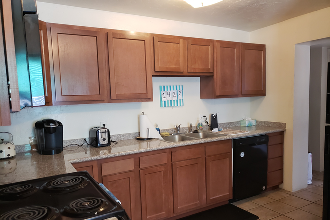 granite countertops - Super cute 5 bedroom 3 bath home near the UofA