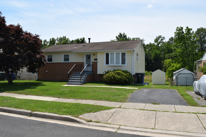 Front of the house - Gorgeous rooms available in College Park close to UMD campus!! House