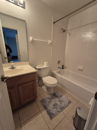 Private Bathroom - Beautiful Townhouse near shopping, restaurants, and transportation.