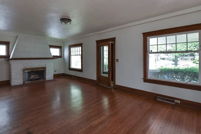 Living Room - Spacious Fully Furnished 6-Bedroom Home in Cleveland Heights – Perfect for Students & Professionals!