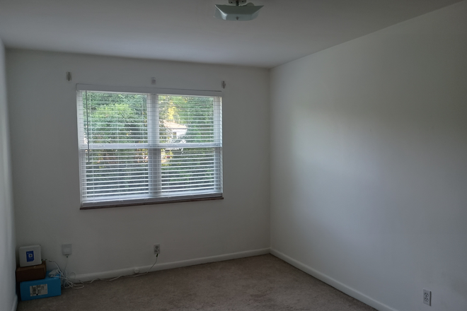 Bedroom - Affordable 2bd/1bath Apt close to Shaw Park and WashU