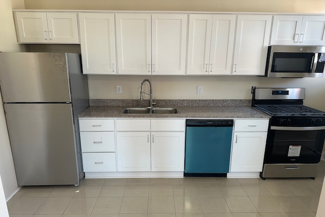 #12 - kitchen - Newly Renovated 2 Bed / 2 Bath Near VCU – Modern Finishes Apartments