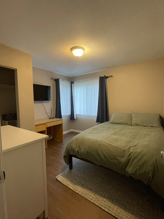 Larger Bedroom ($900) - 2 Rooms in House, 1.7miles from Anschutz Campus