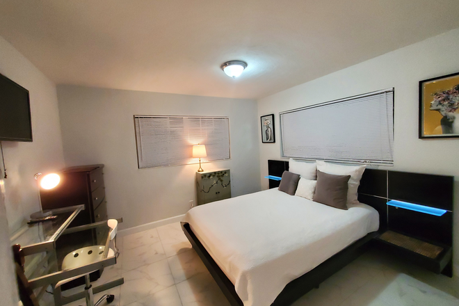 Bedroom - 5 min to FAU Utilities Included fully Furnished House