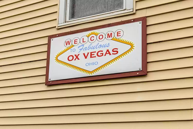 Fabulous OxVegas - OxVegas: 5 large Bdrm, 2 bath, partially furnished house; on-site laundry