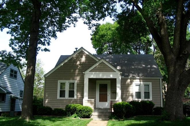 0.2 Miles From UIHC - 3 Bedroom Home 0.2 Miles From UIHC - Jul 1 or Aug 1 - Pet Friendly - Granite - Parking - Washer