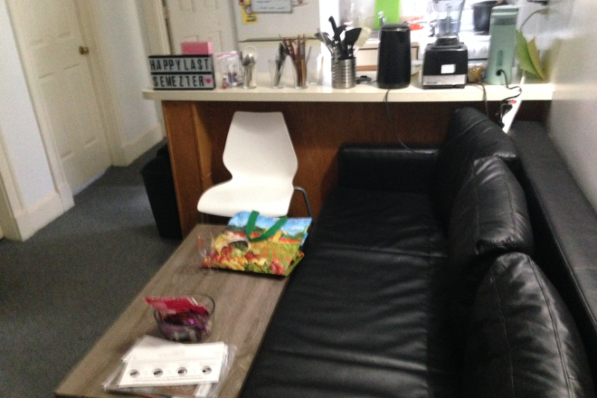 Call call or text Arezou at 617-584-7817 - BEACON ST LARGE 3 BED IN KENMORE SQ. BROWNSTONE! H&HW INC!NO BROKER FEE Apartments