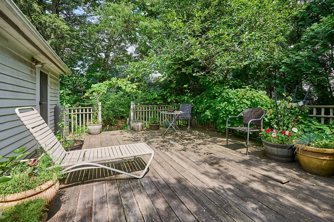 Back deck with plants and grapevines - Bedroom in 4BR house just steps from campus + downtown w/ quiet seniors + grad students [SPRING SE