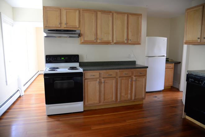Large kitchen with d/w - Sunny 2nd fl apart 1.5 mi 6 min drive to UVM 5 min walk to Lake, quite street