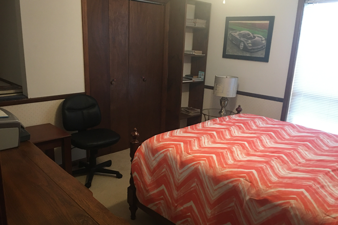Bedroom $700 private and $400 if shared - FULLY FURNISHED HOUSE W/PRIVATE/SHARED ROOMS NEAR CAMPUS, FOR MALE STUDENTS OR WORKING MALES