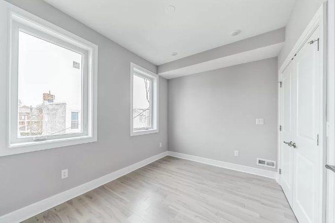 Upstairs private bedroom with shared bathroom - Private Room in Beautiful Newly-Constructed Townhome!