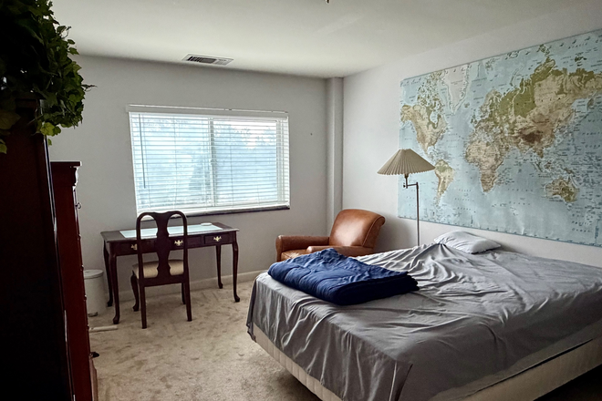 Bedroom - 1 room available in high-rise apartment near Emory starting 1/6