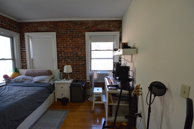 bedroom - Large One Bedroom large living area walk to Campus NO FEE Apartments