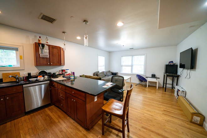 63B Circuit St - [9.1.2025] Huge 6beds/6 baths on 3 levels [Renovated] Apartments