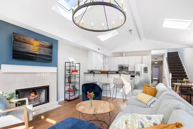 Family Room - Academic Year Lease in Lakeview Condo