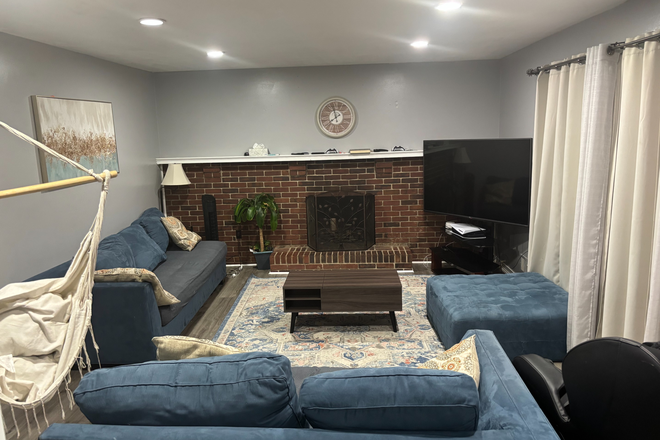 Living area - $850- UTILITY and cleaning INCLUDED : House the upper level: 1 large room