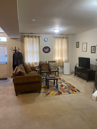 Living room area/common area - Room Rentals 1600-1187 Available Unfurnished/Furnished for DC students & international students House