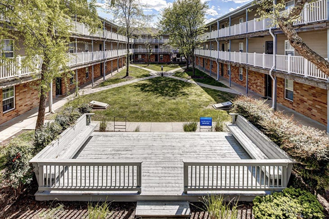 Outside - Royal Lexington Apartments, 5 minutes walking from the Gatton Business & Economics Building