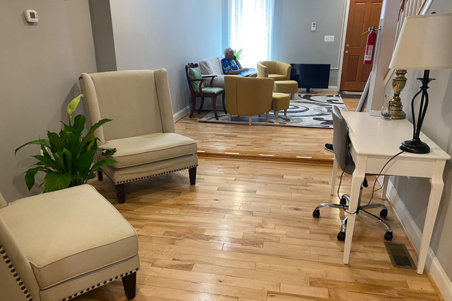 Sitting area - Beautiful spacious  Oasis in the city. Parking, roof top deck, central a/c included Townhome