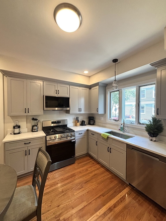 . - SPACIOUS 3 Bed/1.5 Bath w/LAUNDRY - avail 9/1!!! Apartments